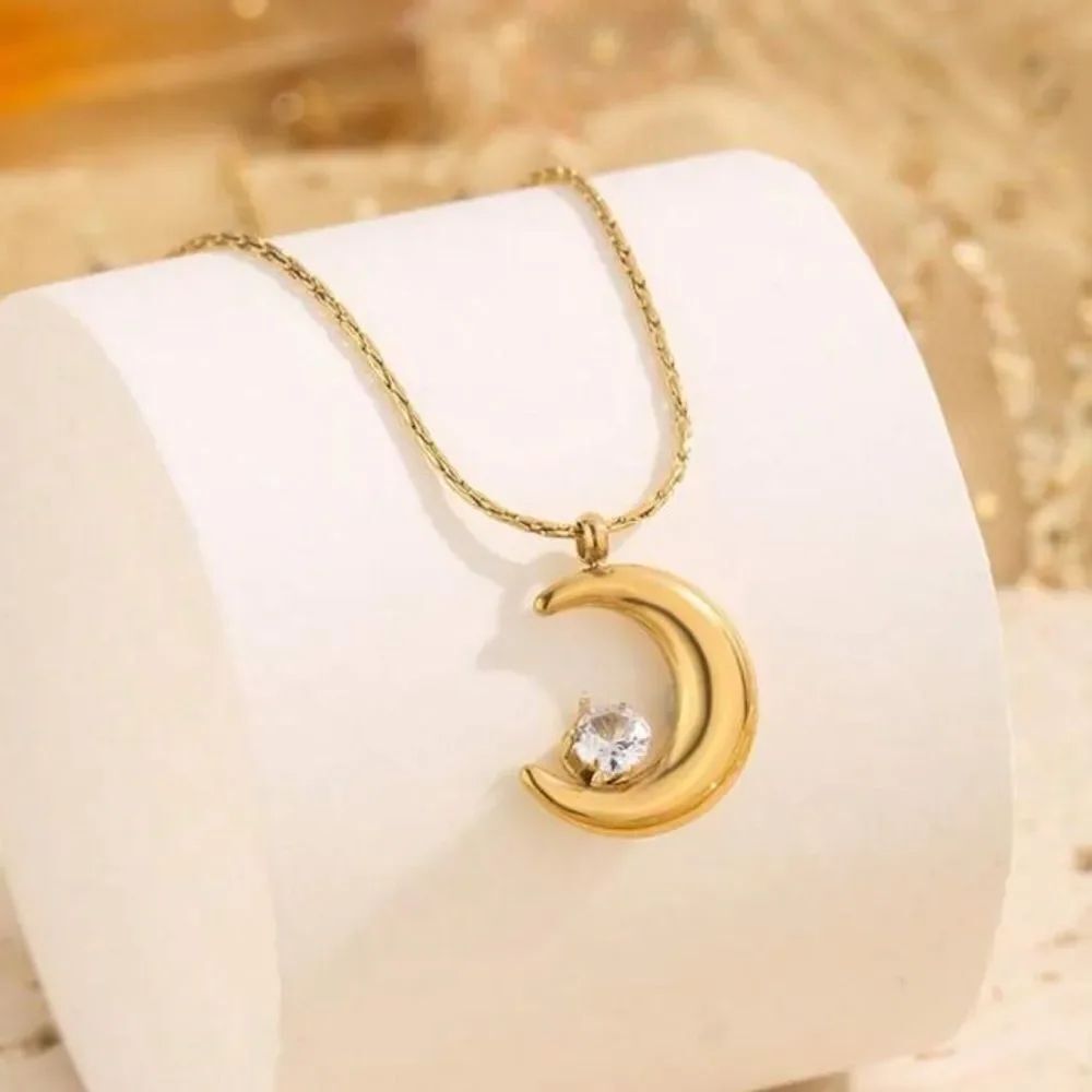 Crescent Moon Necklace M1325